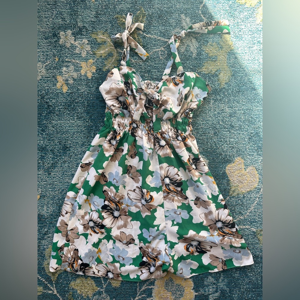 Mariposa size M green floral shorts romper with adjustable tie straps
